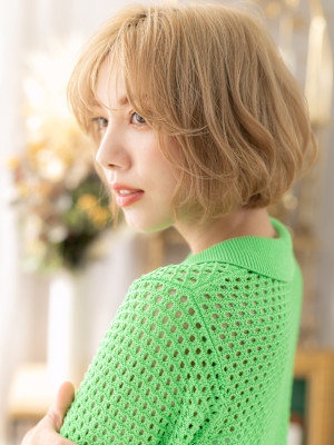 金髪ハイトーン前下がりレイヤーショートボブ　レイヤーボブb