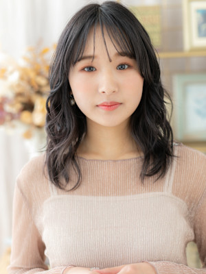 大人ガーリーゆるふわミディグレージュカラーミディアムレイヤb