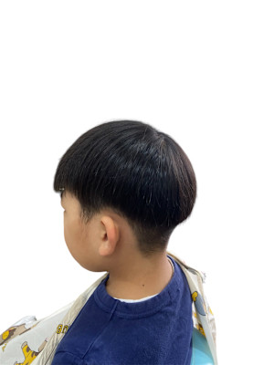 ナチュラルマッシュ。サイドと襟足はすっきり短く整えた