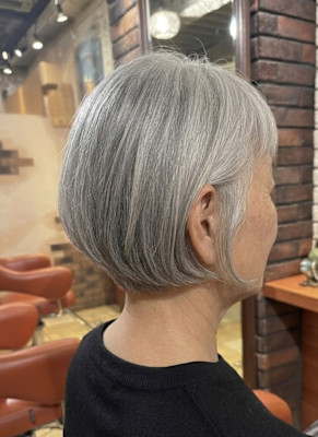 白髪を活かす艶やかな大人ショートボブ【167スタイル】