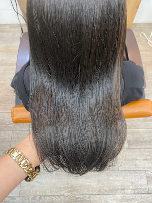 レイヤーロンググレーベージュ黒髪アッシュブラック前髪パーマ