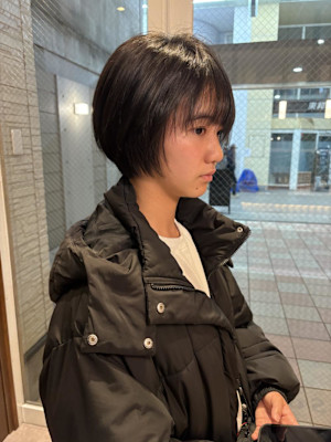 10代　ショートカット　ブラック