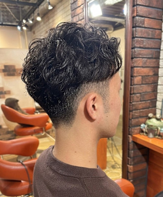 クセ毛風パーマで魅せるネオツーブロック【203スタイル】