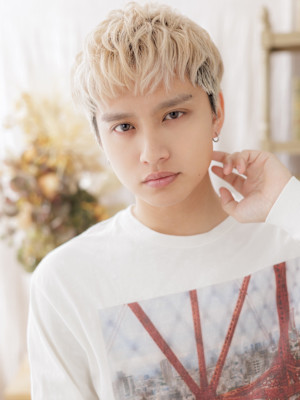 ブリーチデザイン波打ちパーマ金髪マッシュ　フェザーパーマb