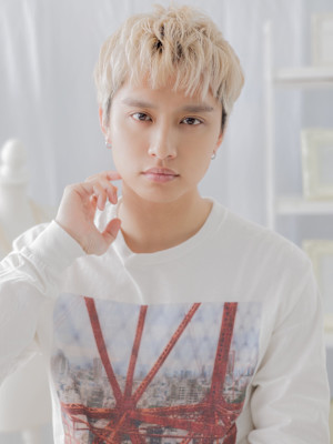 ブリーチデザイン波打ちパーマ金髪マッシュ　ニュアンスパーマb