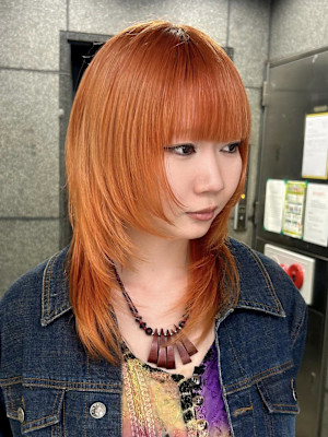 高発色オレンジカラー×レイヤースタイル