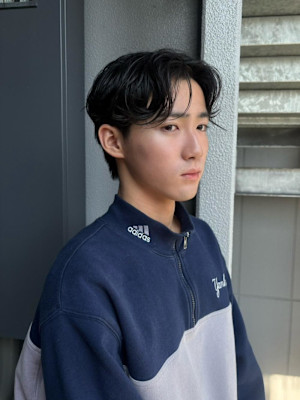 ナチュラルパーマでつくる柔らかいメンズスタイル