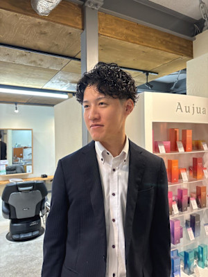 軽やかさの中に大人の魅力を感じるシャドウパーマ