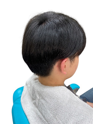 ナチュラルマッシュ。サイドと襟足はすっきり整えた