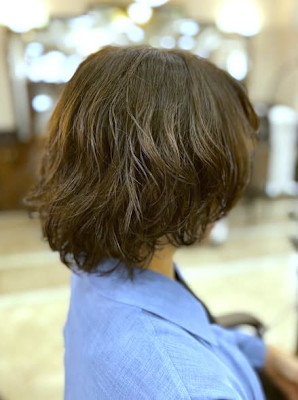 グレージュ×パーマを活かした“前上がり”ニュアンスボブ