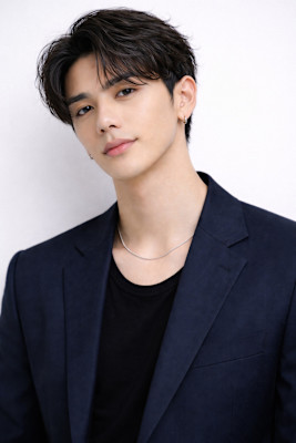 毛流れハンサムショートセンターパートメンズ黒髪爽やか