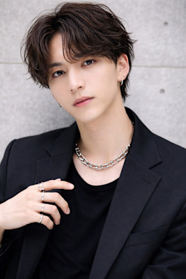 毛流れハンサムショートセンターパートメンズ黒髪爽やか