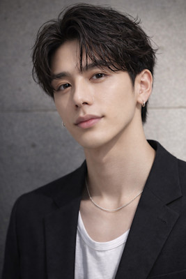 毛流れハンサムショートセンターパートメンズ黒髪爽やか