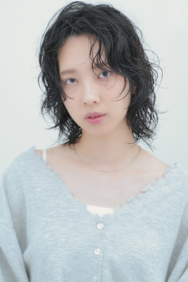 大人の抜け感くびれウェーブボブ黒髪