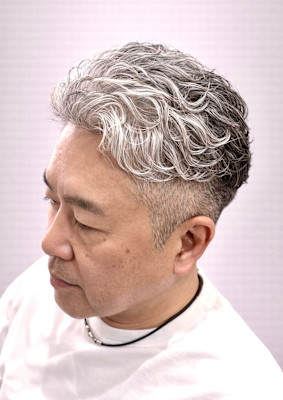 グレイヘア×オールバックパーマ