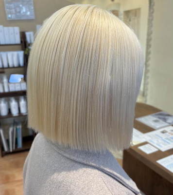 抜きっぱなし/ホワイトブロンド/顎下ぱつっとボブ