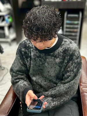 波巻きパーマ メンズ 黒髪 束感 かっこいい トレンド 