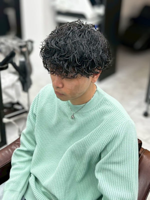 波巻きパーマ メンズ 黒髪 束感 無造作 トレンド 20代　