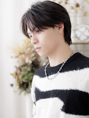 韓国風センターパート暗髪ニュアンスパーマ　フェザーカット