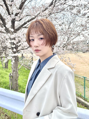 丸みシルエットな小顔見せショート