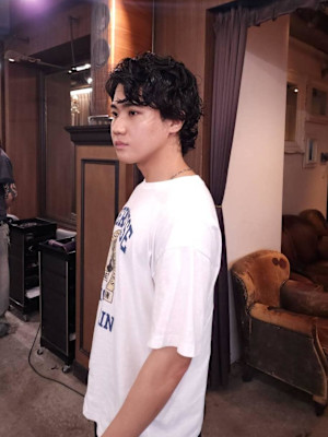 アンニュイなリッジ感のあるパーマをかけたマッシュウルフ