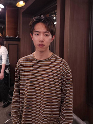 センターパートの前下がりのショートヘア