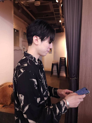 センターパートの前下がりのショートヘア