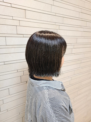 ターコイズブルー、インナーカラーのミニボブ