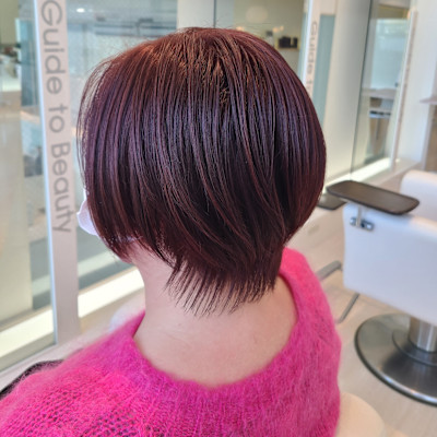 高彩度のボルドーピンクのショートカット