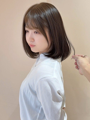 ブラウンベージュ ボブ 顔周りカット 艶髪 20代 