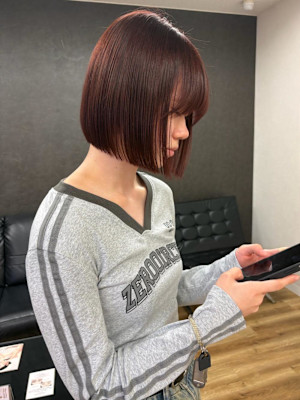 切りっぱなしボブ＋ボルドーヘア