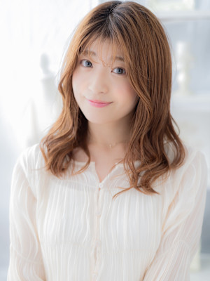 細めハイライトS字カールゆるふわセミディ　コテ巻き風パーマb