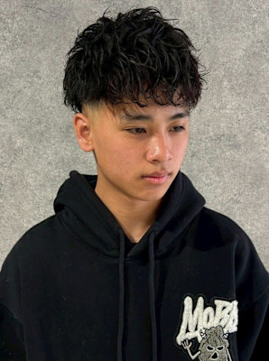 ツーブロック スペインカール メンズパーマ 黒髪 20代 