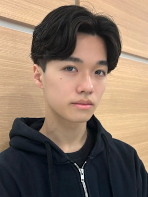 センターパート カルマパーマ 韓国風マッシュ 20代 黒髪