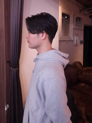 センターパートの前下がりのショートヘアー