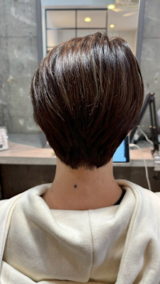 センターパートで魅せる上品な大人メンズショート
