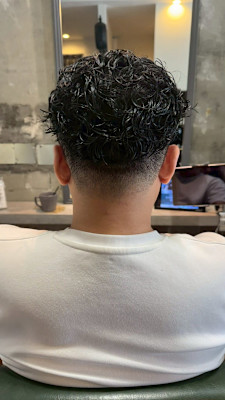 強めスパイラルで魅せる無造作フェードヘア