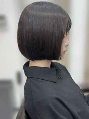 切りっぱなしボブ×コンパクトシルエット