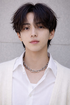 毛流れハンサムショートセンターパートメンズ黒髪爽やか