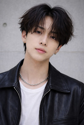 毛流れハンサムショートセンターパートメンズ黒髪爽やか