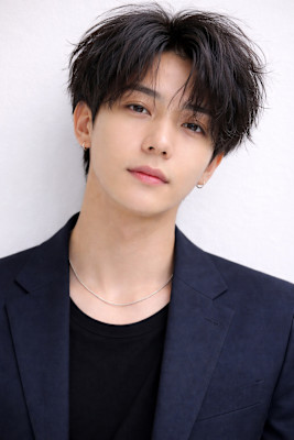 毛流れハンサムショートセンターパートメンズ黒髪爽やか