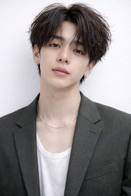 毛流れハンサムショートセンターパートメンズ黒髪爽やか