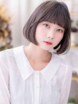 ぱっつん前髪グレーアッシュワンカールボブ　グレージュb