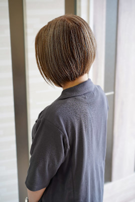 透明感グレージュ×前下がりボブ