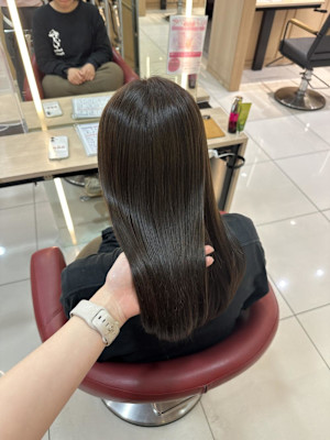 【伊勢原】イルミナカラー+髪質改善で叶える透明感オリーブ
