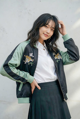 黒髪でも重くない！ラフなウェーブで魅せる甘辛ミディアム