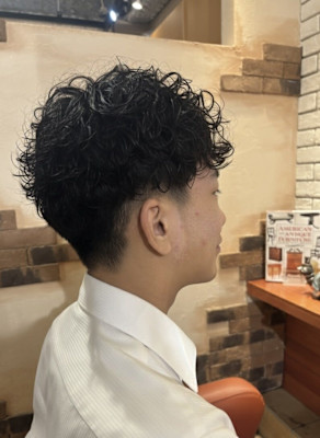 男らしさを引き立てる。フェード×強めパーマ【016スタイル】