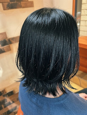 洗練された艶が際立つ。大人の外ハネミディアム【205スタイル