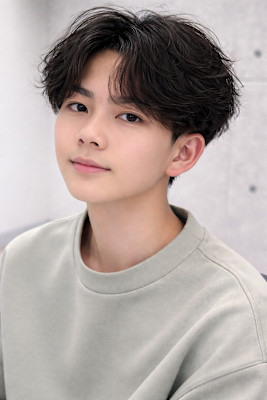 毛流れハンサムショートセンターパートメンズ黒髪爽やか