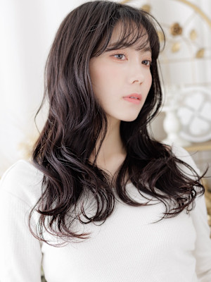 斜めバング黒髪ローライトカラーウェットヘア　コテ巻き風パーマ